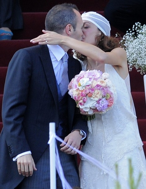 Nụ hôn ngọt ngào của Iniesta trong ngày lên xe hoa cùng cô bạn gái lâu năm Ortiz